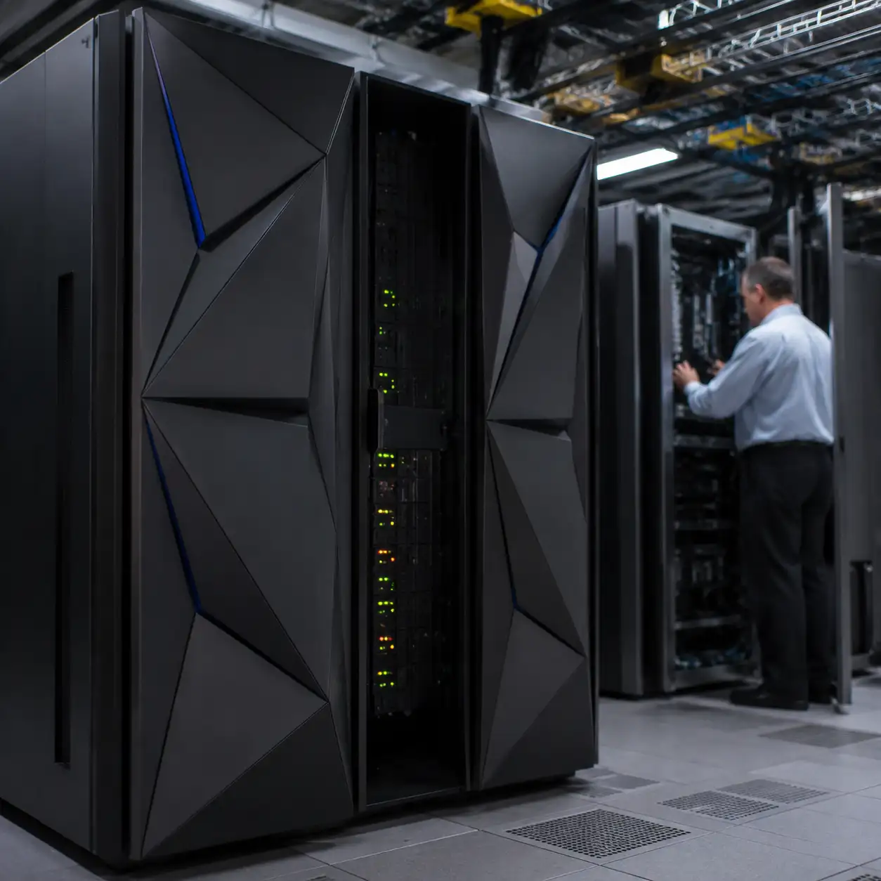 IBM大型机收入下滑42%：AI挤占预算，订单能否回来才是关键