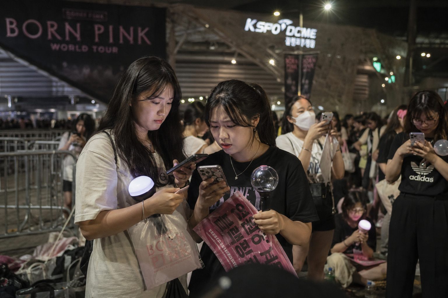 K-pop 深伪争议：AI 把偶像亲密感做成了流水线