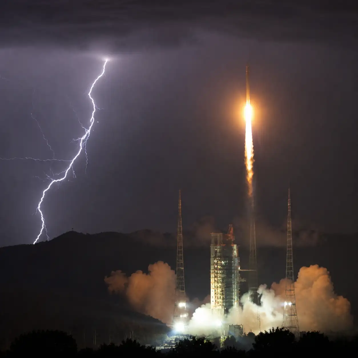 一周六条火箭新闻：雷击后入轨、星舰中止，真正比的是兑现能力