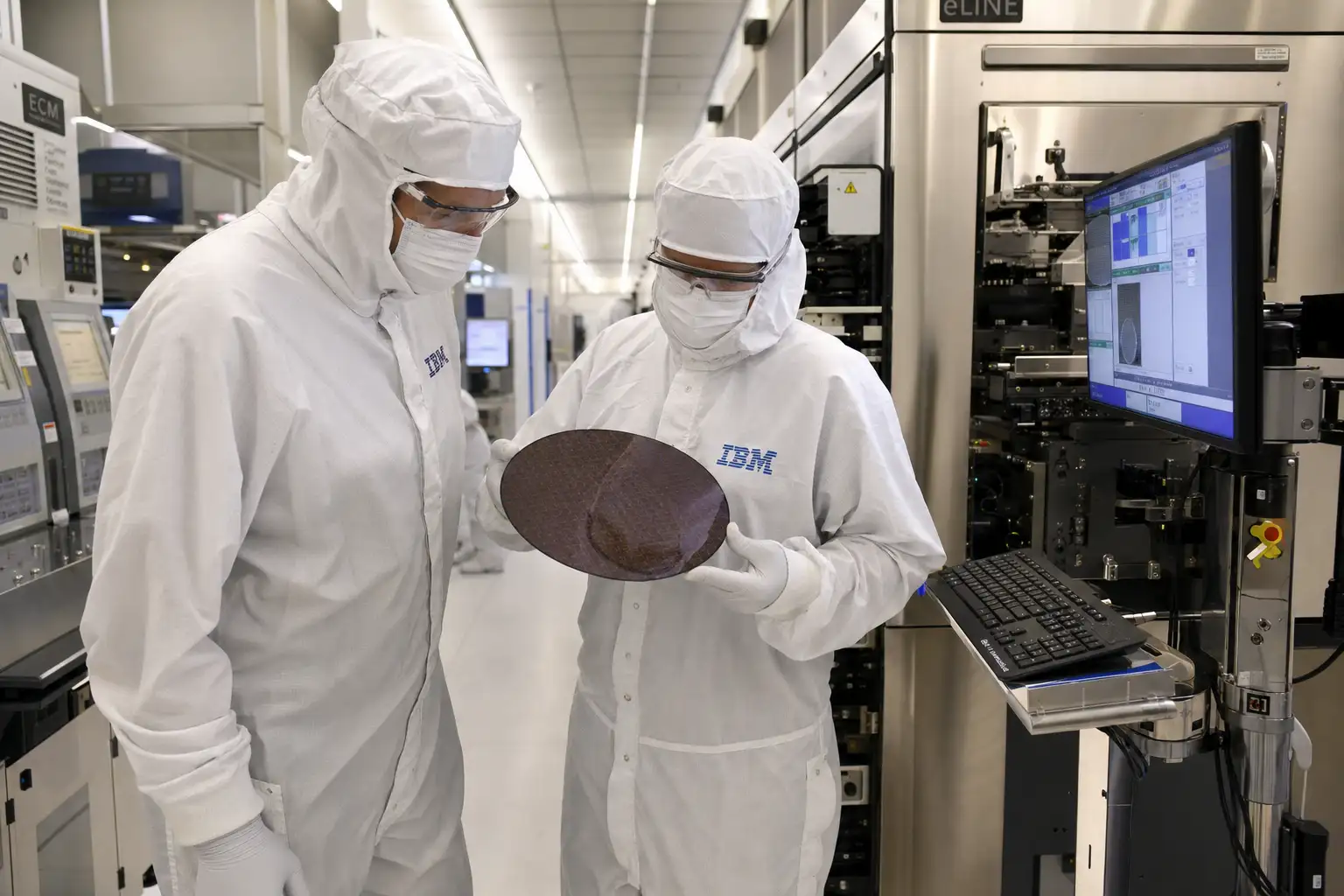 IBM把芯片推进7埃，但真正的战场不在“更小”