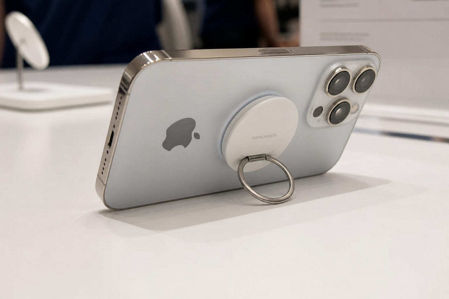 PopSockets Low-Pro Grip：2.6mm 很薄，但换不换要看磁力